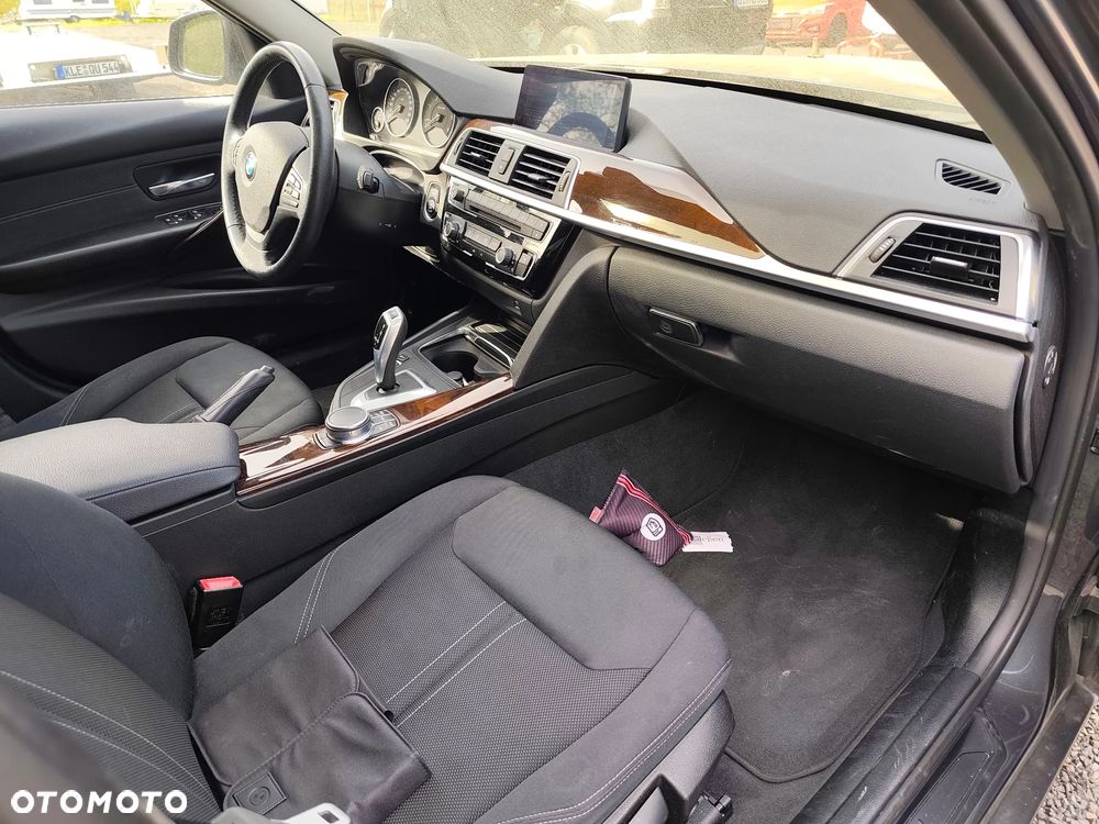 BMW Seria 3 330d xDrive Luxury Line - 29