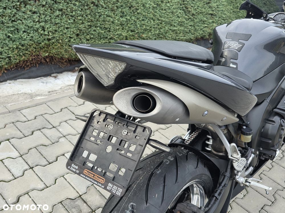 Yamaha R1 - 25