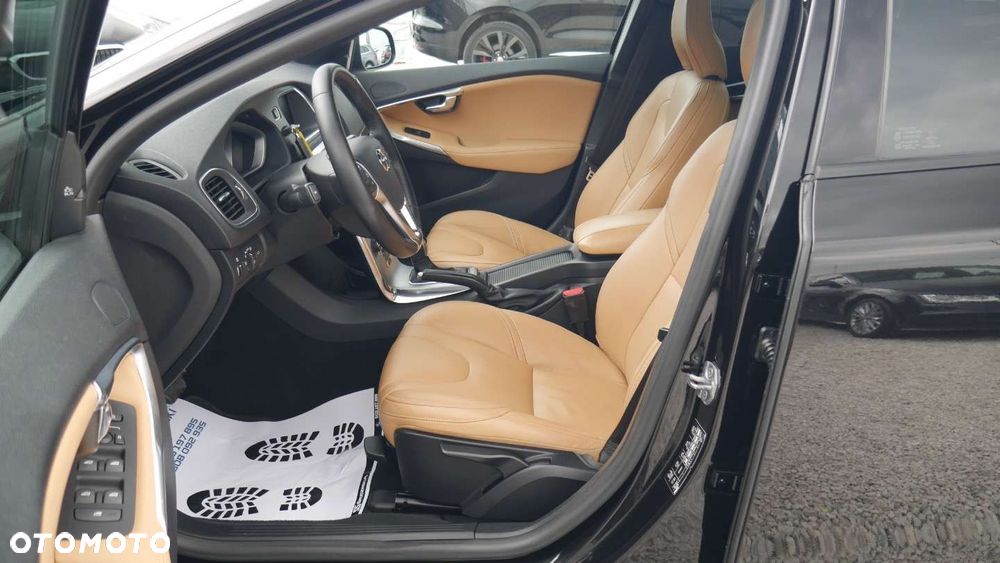 Volvo V40 Cross Country - 12