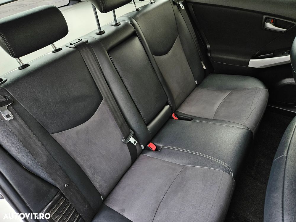 Toyota Prius (Hybrid) Comfort - 11