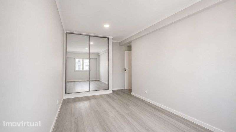 T4 Totalmente Remodelado em Amora - Grande imagem: 5/12