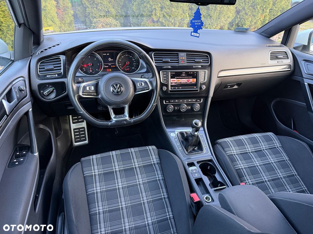 Volkswagen Golf - 22