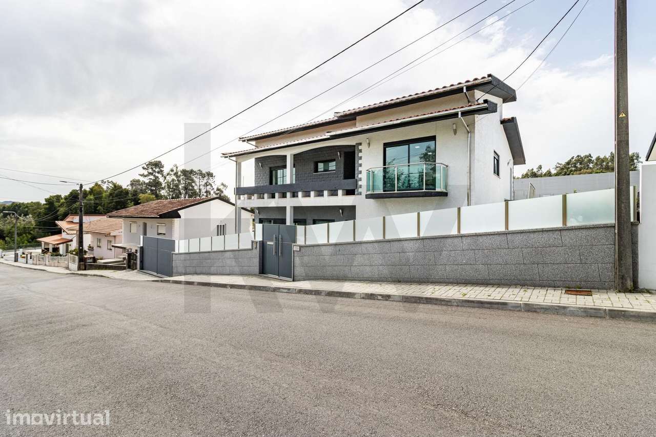 Moradia T4+1 de Excelência no centro de Oliveira de Azeméis - Grande imagem: 4/40