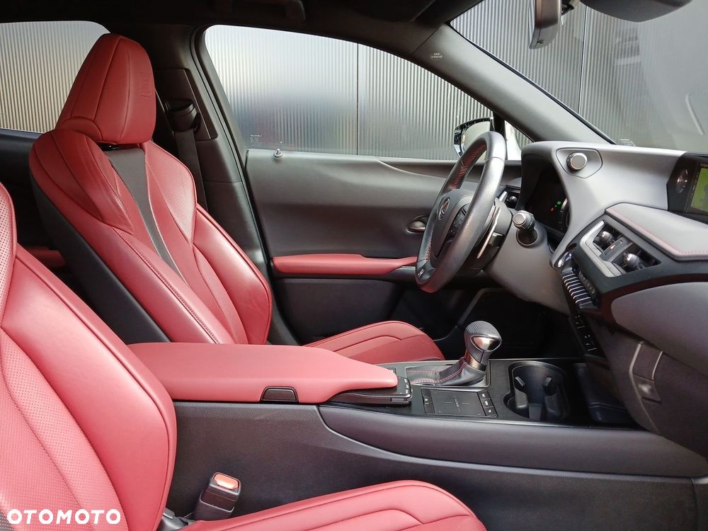 Lexus UX - 30
