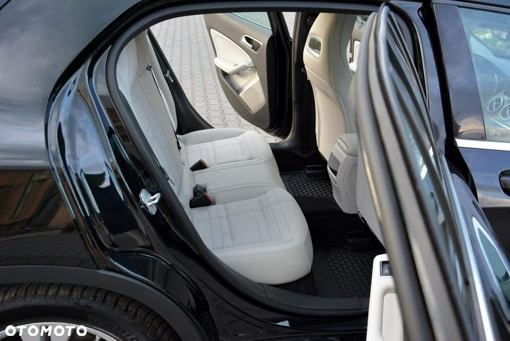 Mercedes-Benz GLA 200 Urban - 16