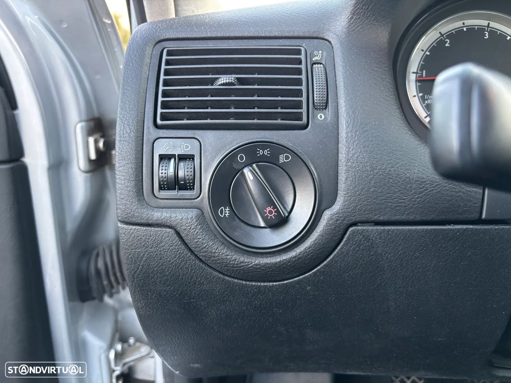 VW Golf 1.9 TDi 25 Anos - 12