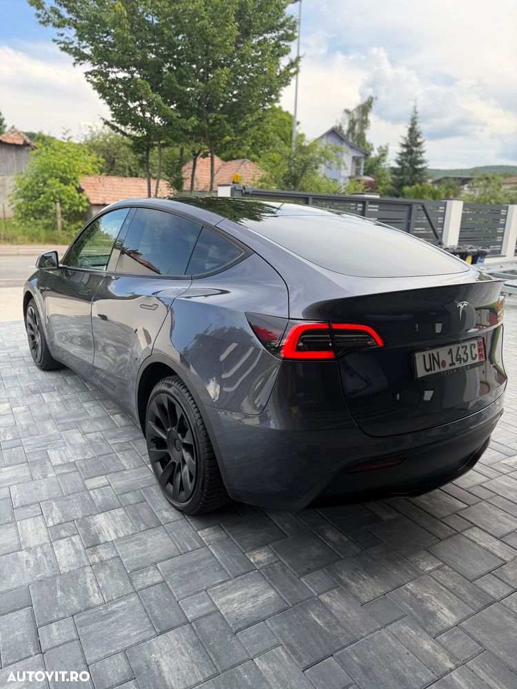 Tesla Model Y - 4