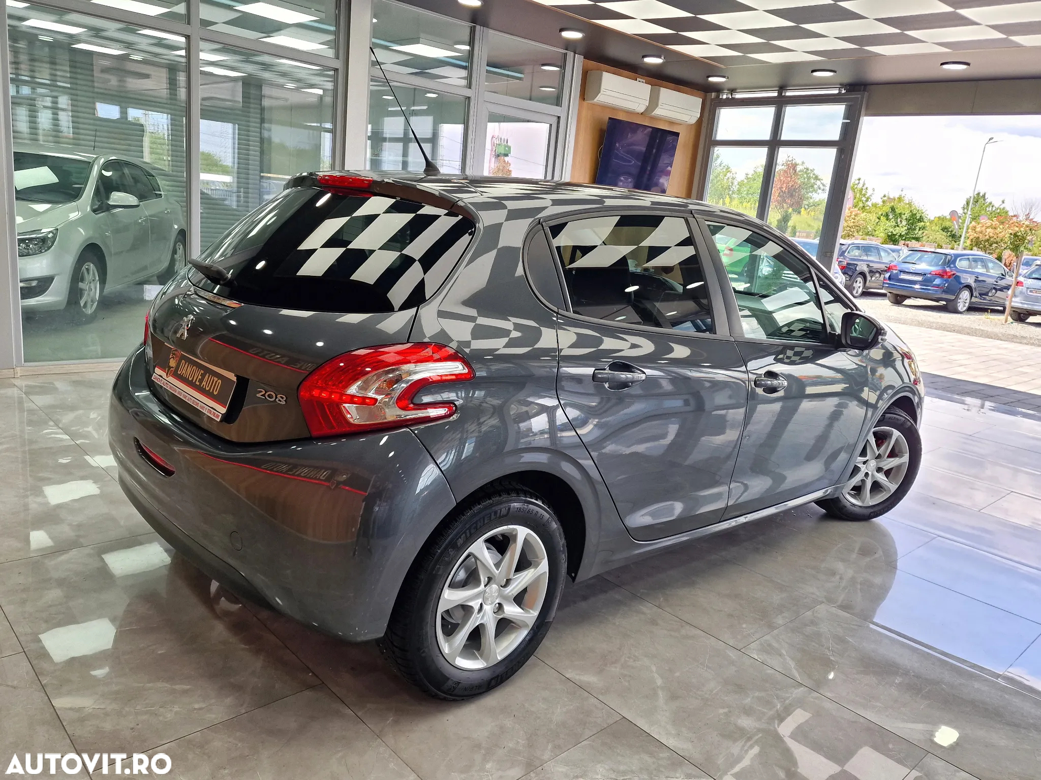 Peugeot 208 1.2 L PureTech Active - 5