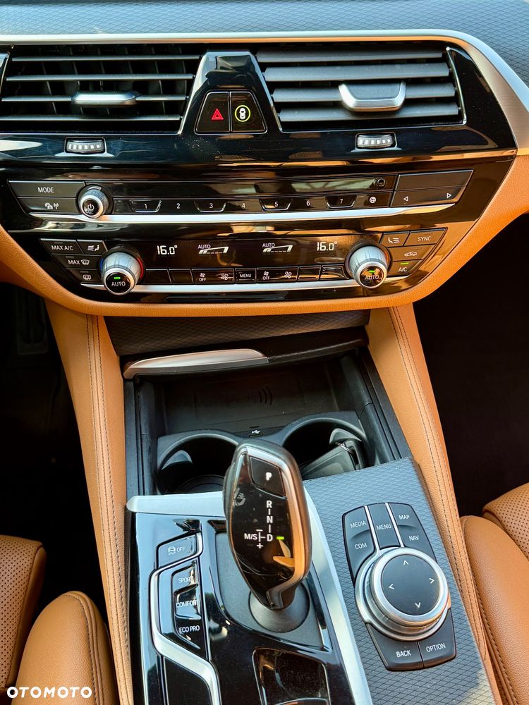 BMW Seria 5 520d M Sport - 13
