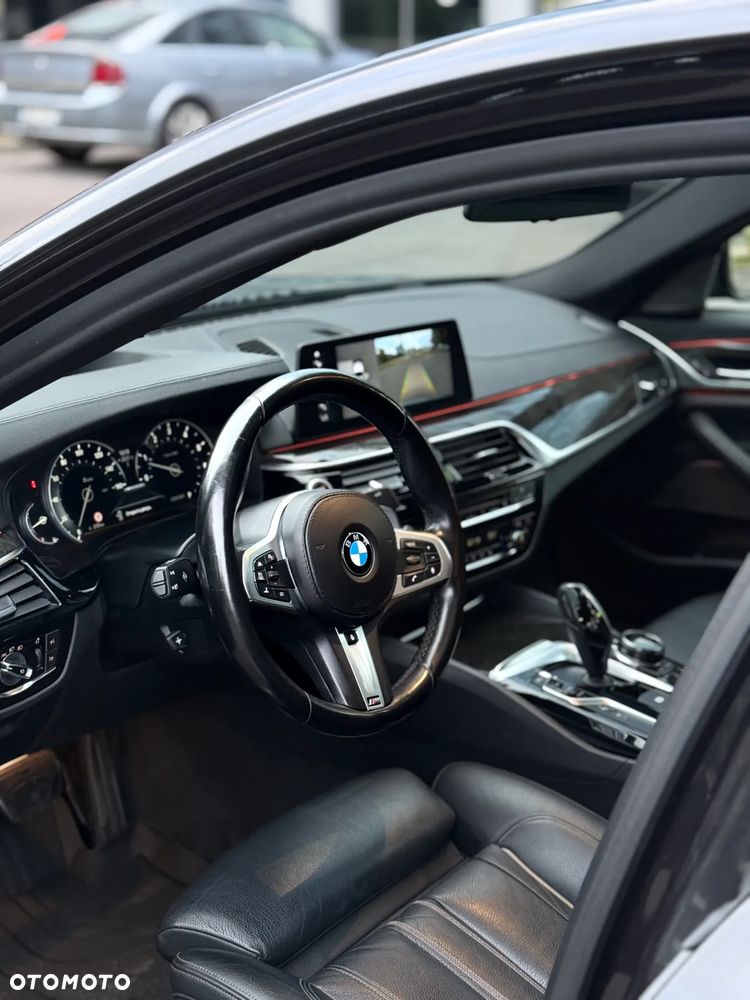 BMW Seria 5 M550i xDrive sport - 22