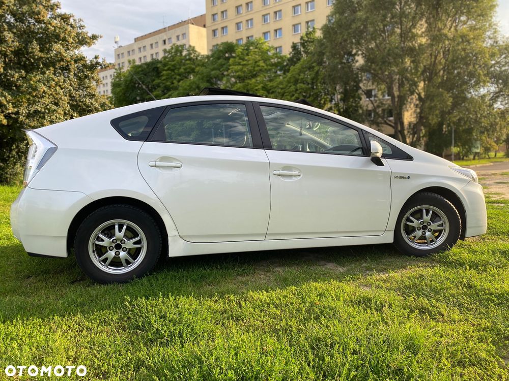 Toyota Prius (Hybrid) Executive - 12