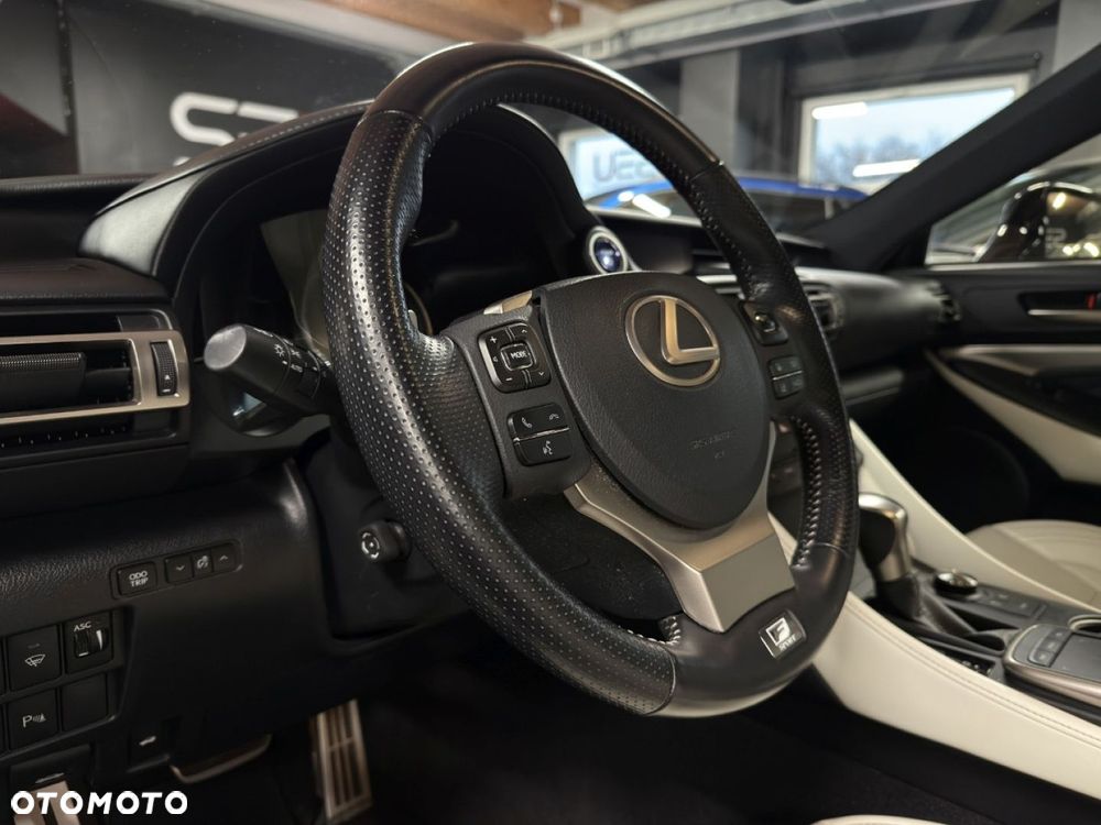 Lexus RC 300h F Sport - 23