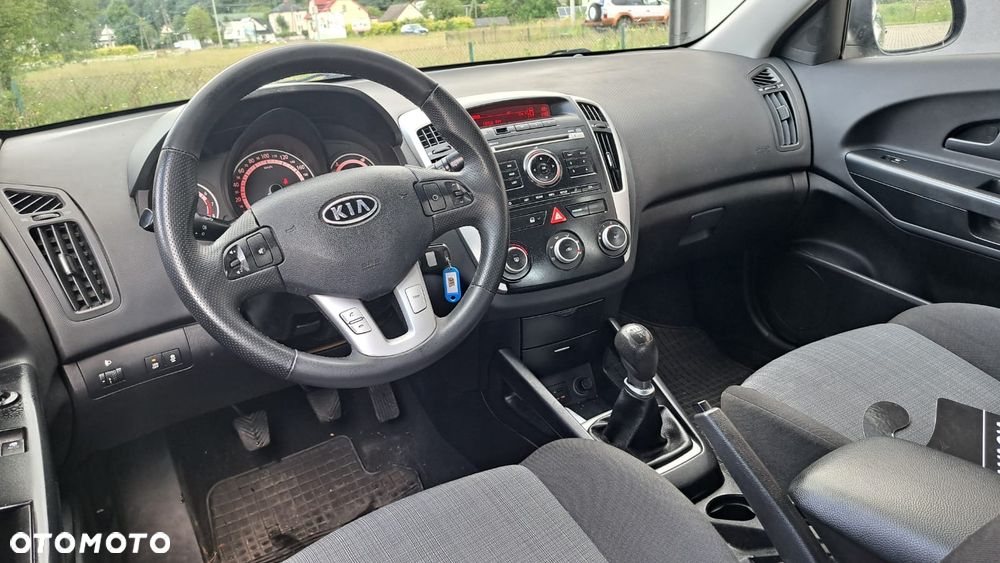 Kia Ceed - 10
