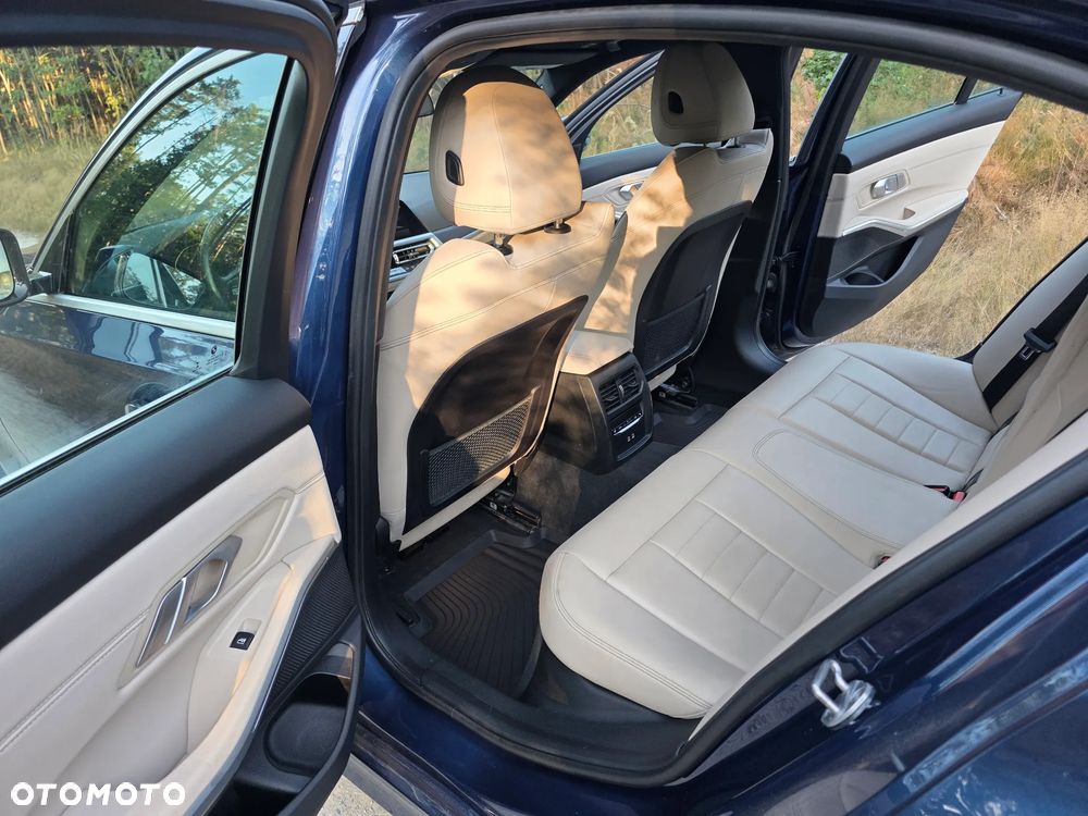 BMW Seria 3 330i Sport Line - 13