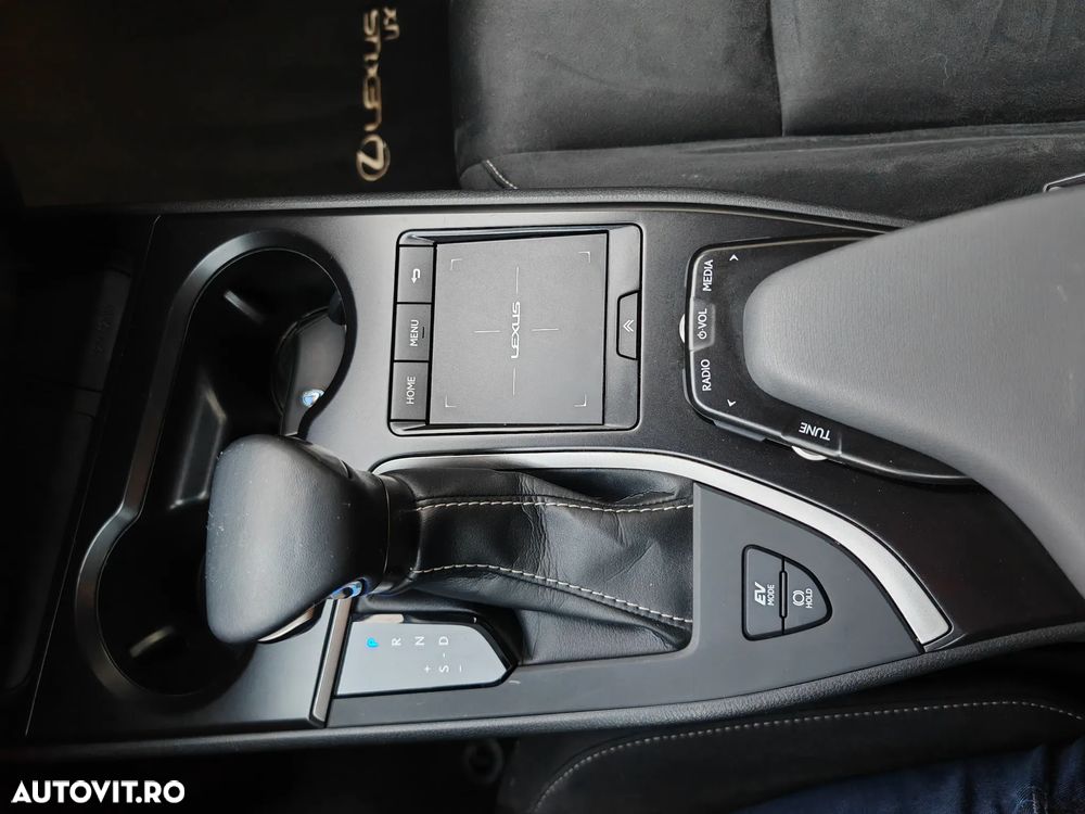 Lexus UX 250h FWD Executive - 22