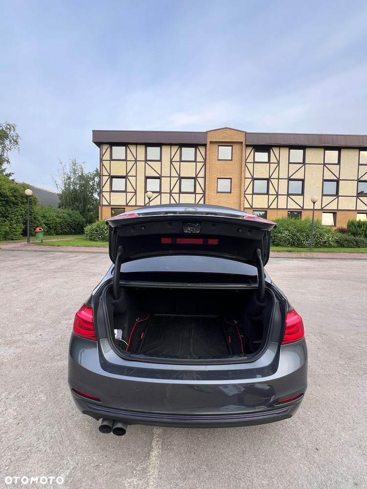BMW Seria 3 330i Sport - 27