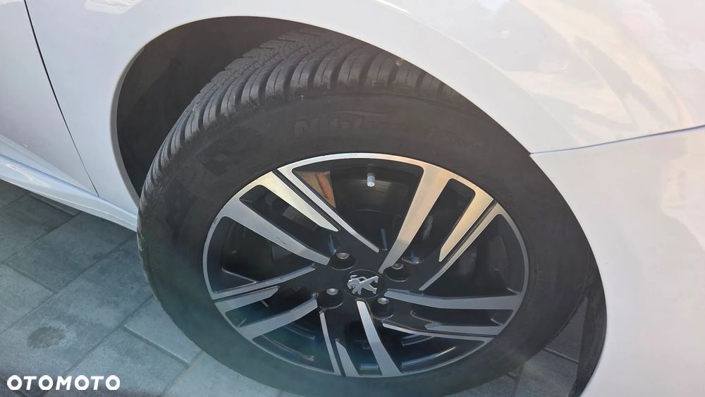Peugeot 208 PureTech 100 EAT8 Active - 26