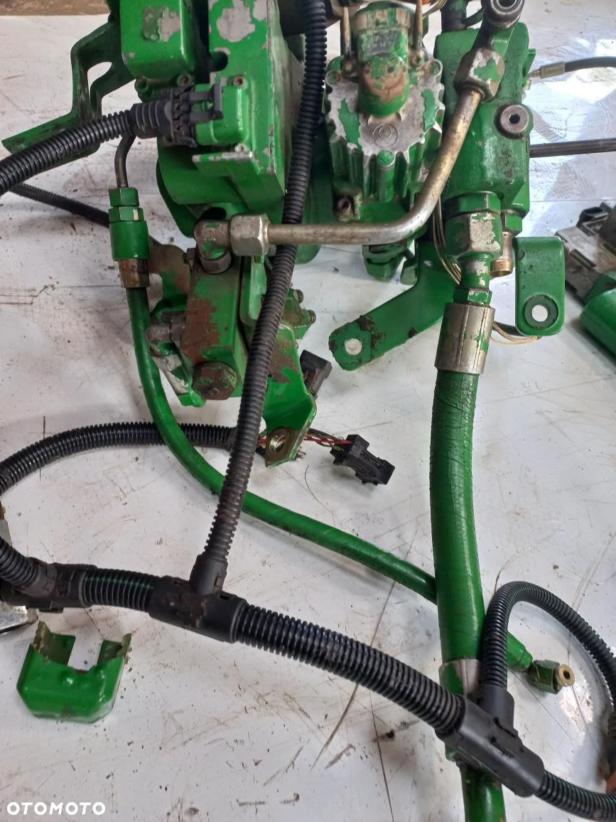 Rozdzielacze Hydrauliczne JOHN DEERE ,sekcja rozdzielacza,wolny spływ,silnik elektryczny AL161388,AL171959H,8507B, SILNICZEK KROKOWY,ZAWÓR HAMULCOWY,AL171118.RE239127,AL117097, AL209249,wiązka elektryczna,przewody hydrauliczne 6820 gniazda - 8