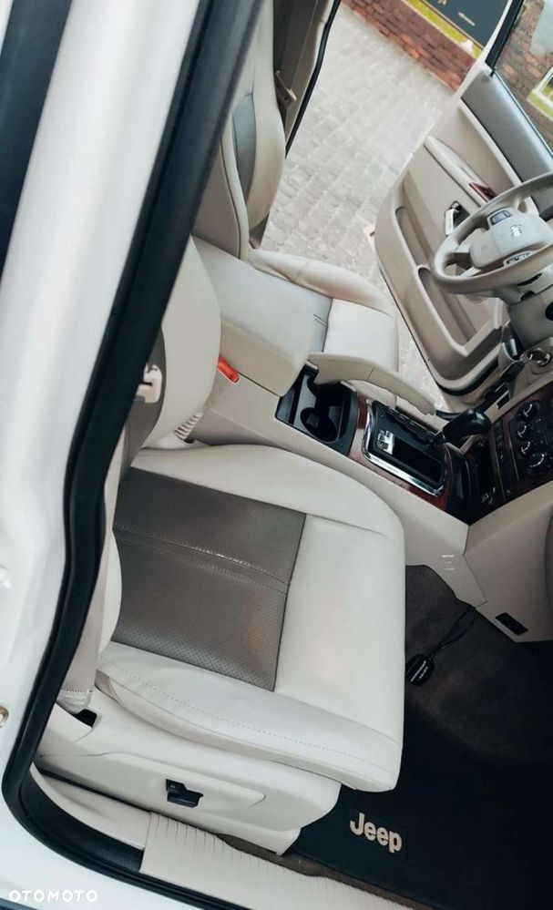 Jeep Grand Cherokee - 32