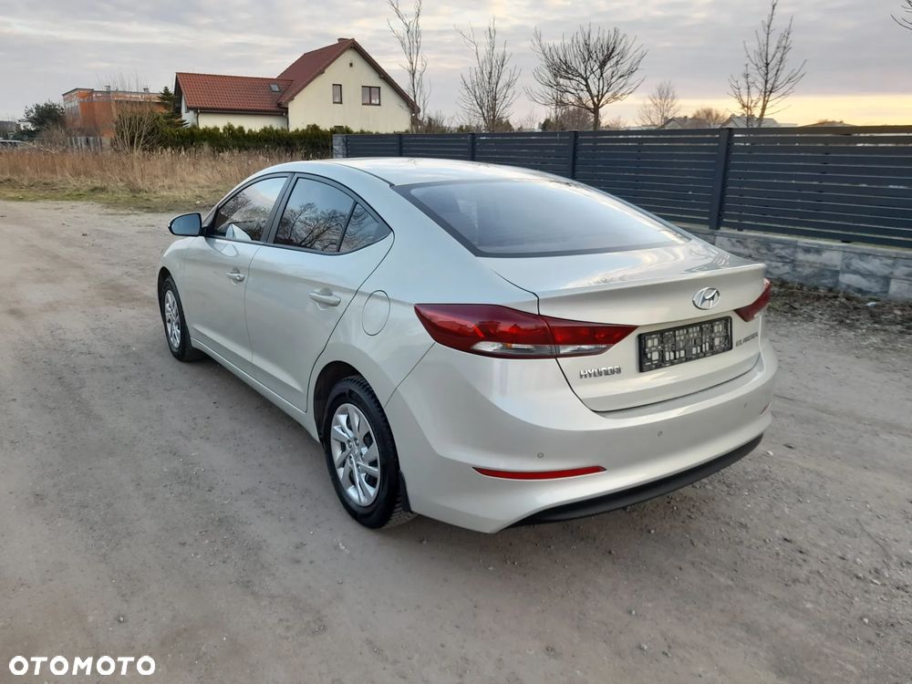 Hyundai Elantra 1.6 Classic Plus - 4