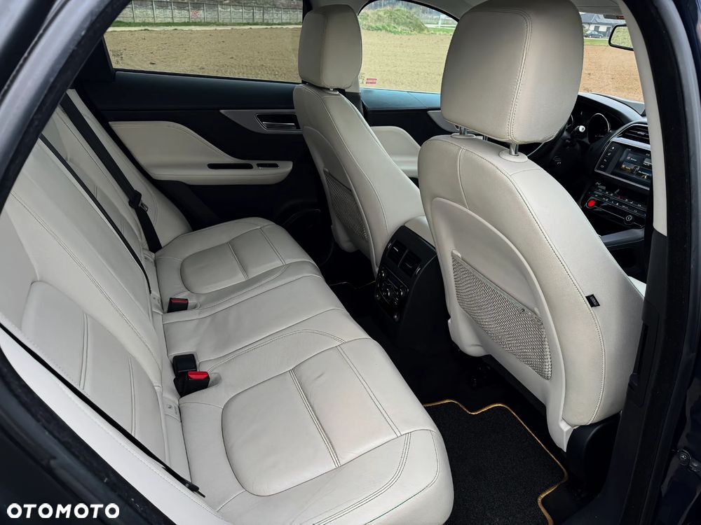 Jaguar F-Pace - 7