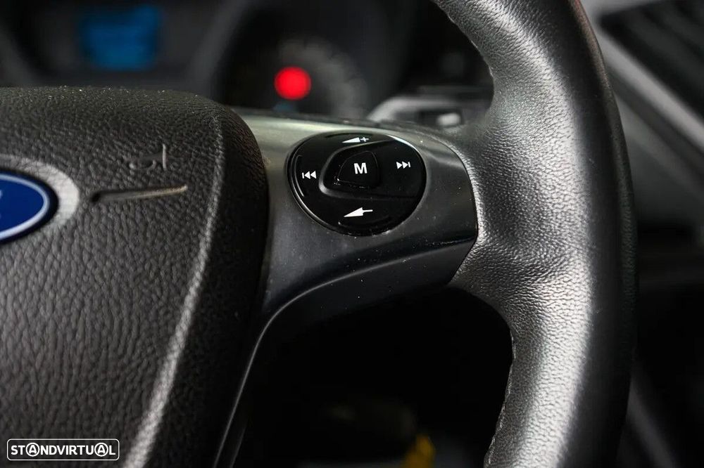 Ford Transit Custom Adaptada p/ 3 cadeiras de rodas - 38