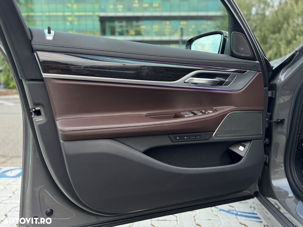 BMW Seria 7 745e - 33