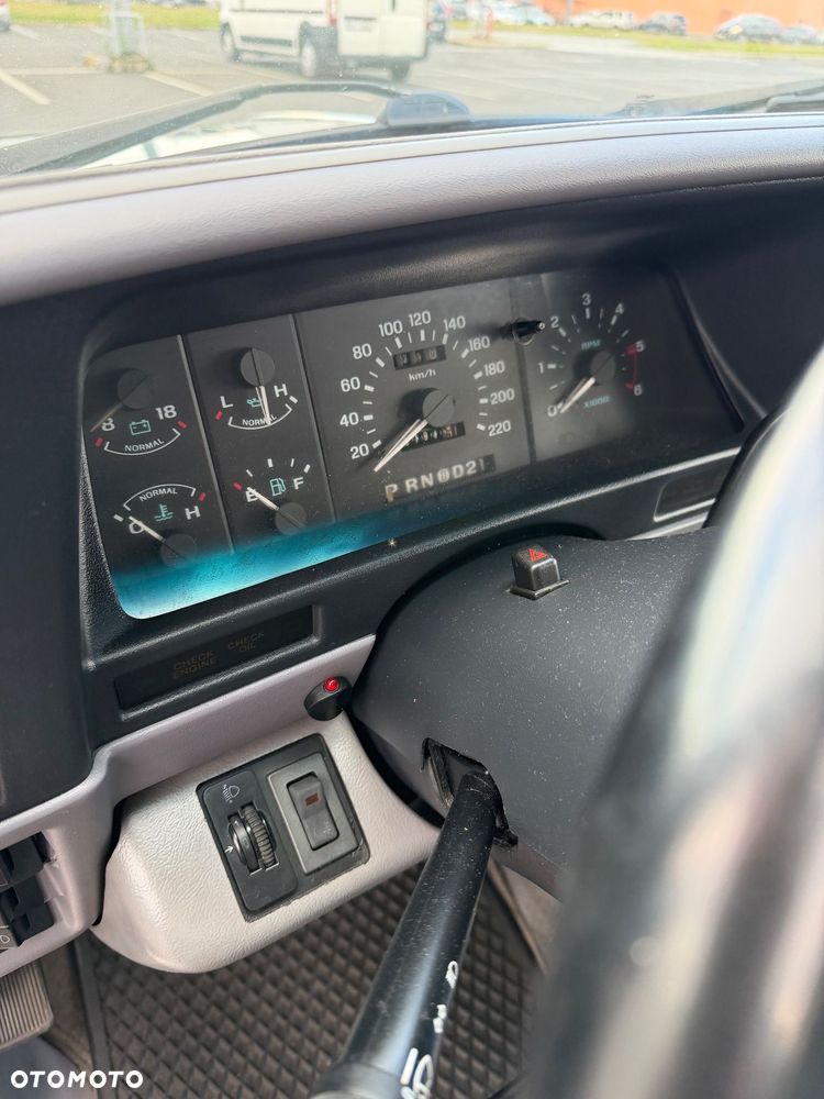 Ford Explorer Standard - 8