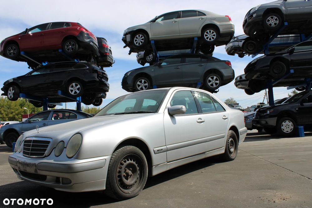 Mercedes W210 Sedan  Maska 744 Drzwi - 3