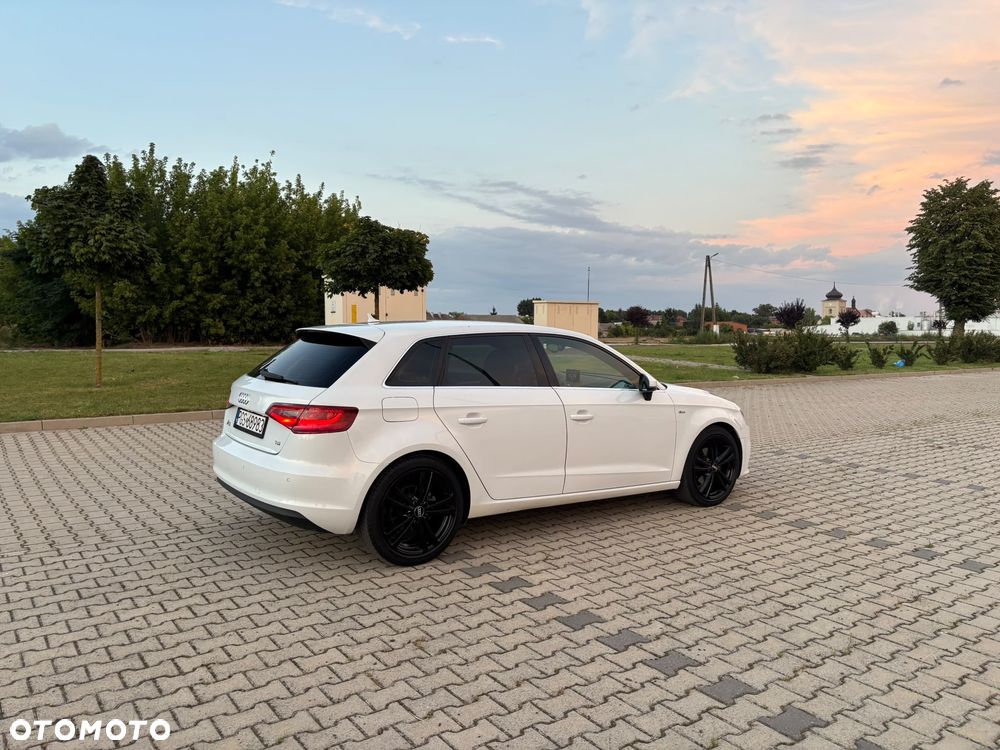 Audi A3 Sportback 2.0 TDI S line Sportpaket - 4