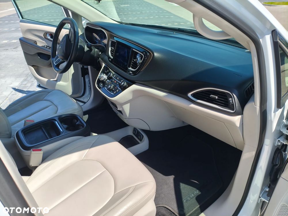 Chrysler Pacifica - 4