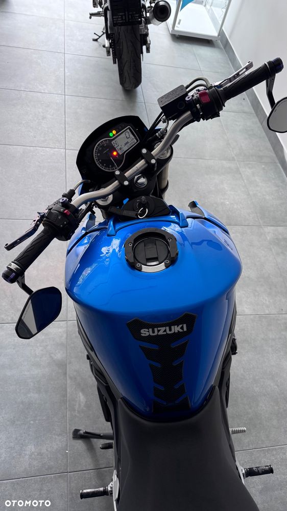 Suzuki GSR - 6