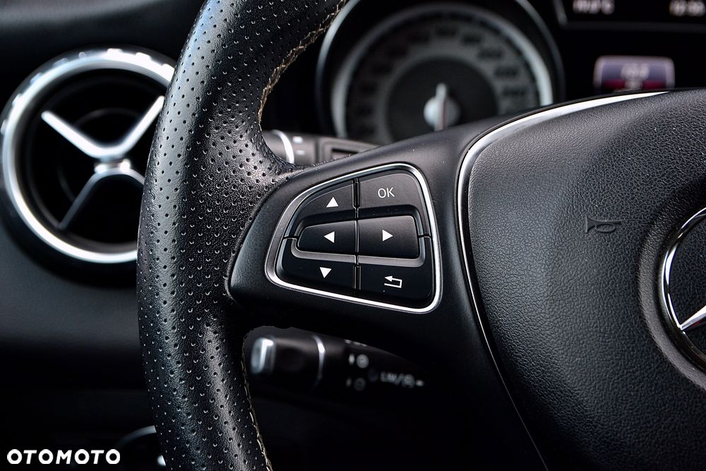 Mercedes-Benz GLA 200 UrbanStyle Edition - 22