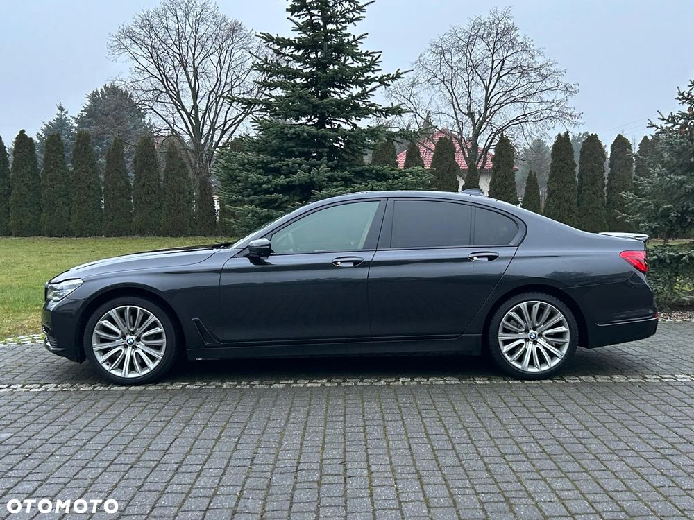 BMW Seria 7 750i - 12