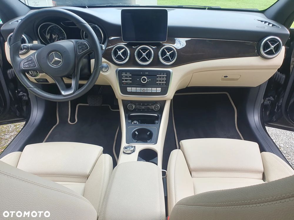 Mercedes-Benz CLA 250 7G-DCT Urban - 29