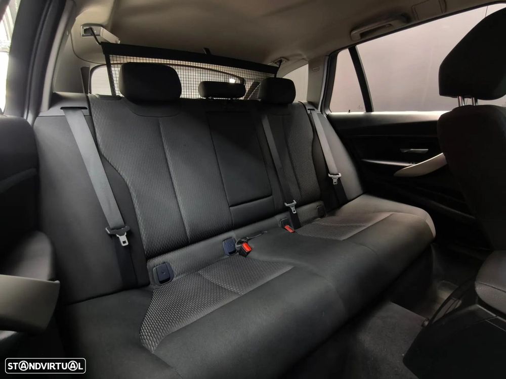 BMW 318 d Line Sport - 22