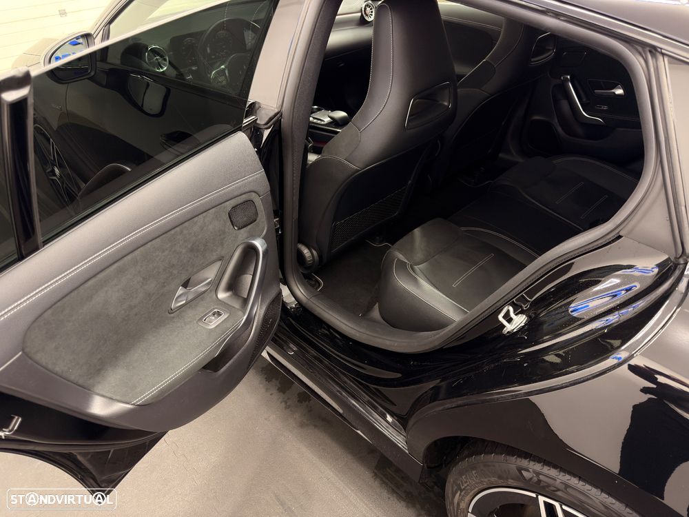Mercedes-Benz CLA 250 e Shooting Brake AMG Line - 13