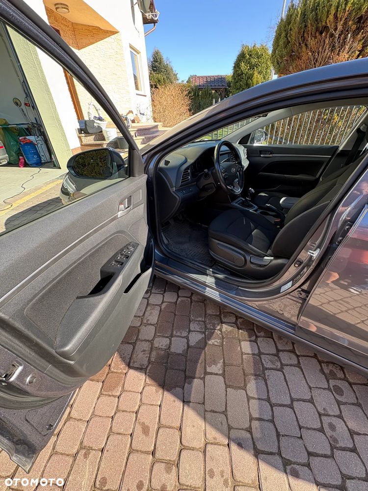 Hyundai Elantra 1.6 Comfort Premiere - 3