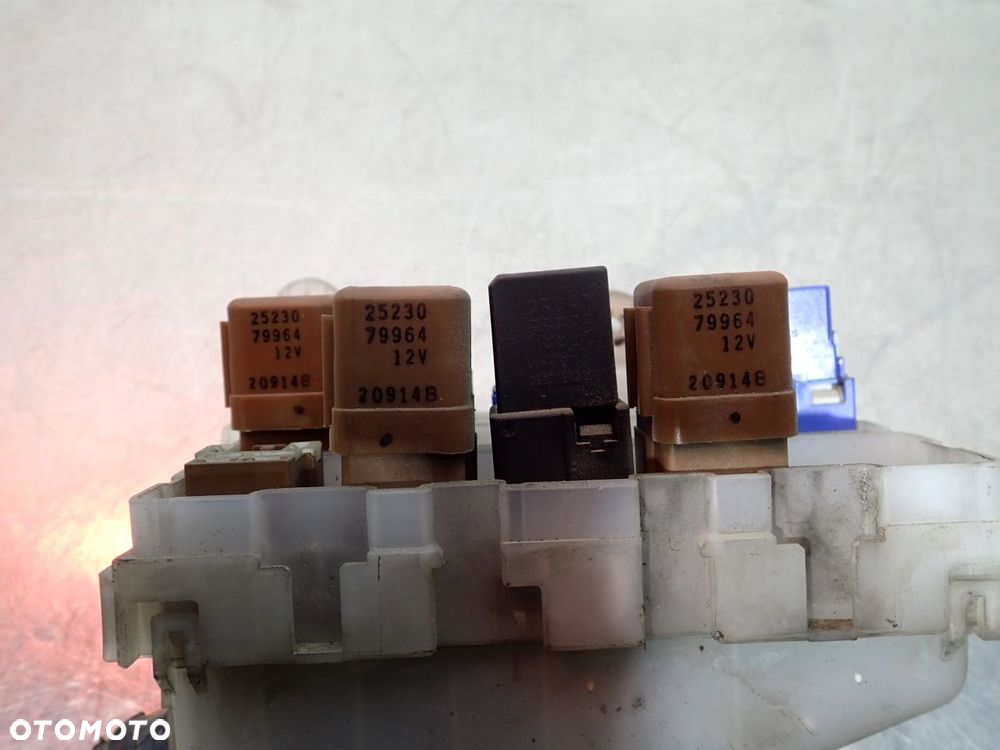 SKRZYNKA PRZEKAŹNIKÓW NISSAN X-TRAIL I - 8