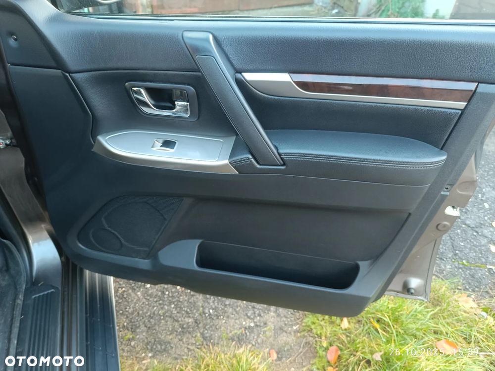 Mitsubishi Pajero - 28