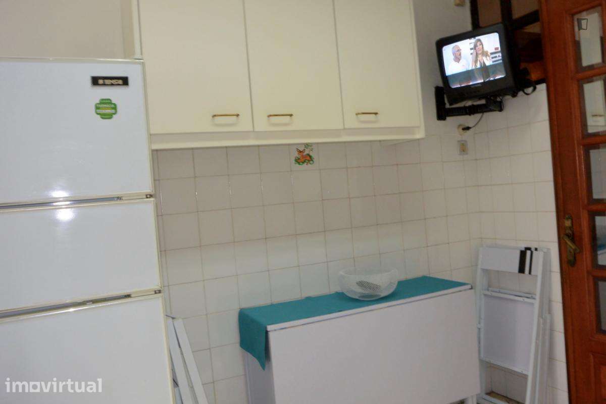 Quarto - localizado em Lordelo do Ouro Porto - Grande imagem: 5/18