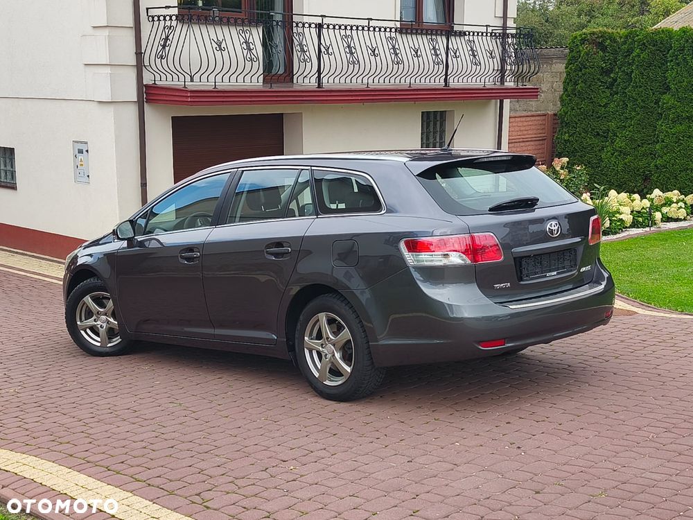 Toyota Avensis 2011 photo 2