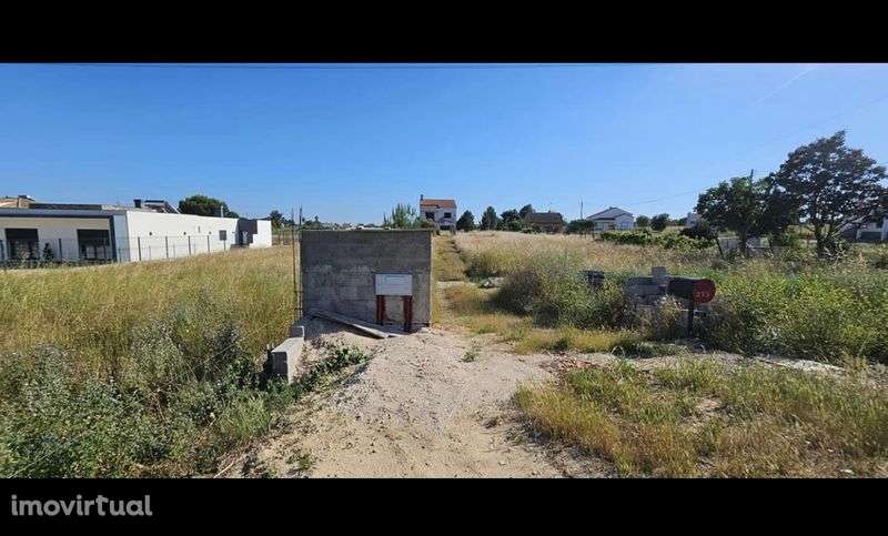 próximo a escola primaria dos foros de salvaterra na estrada nacional - Grande imagem: 3/8