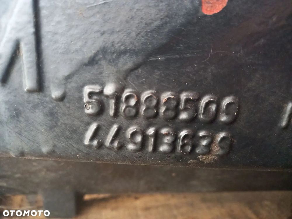 Obudowa skrzyni biegów New Holland TM120 - 3