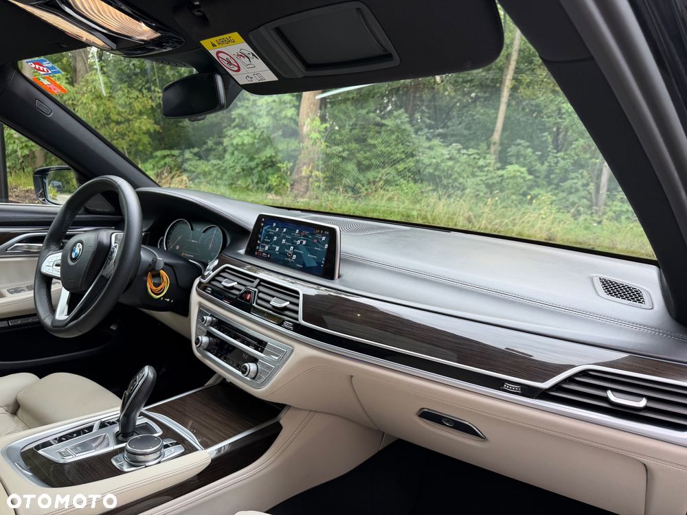 BMW Seria 7 740Le iPerformance - 24