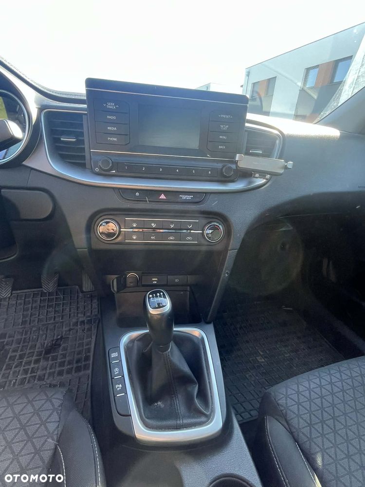 Kia Ceed 1.6 CRDi mHEV M - 10