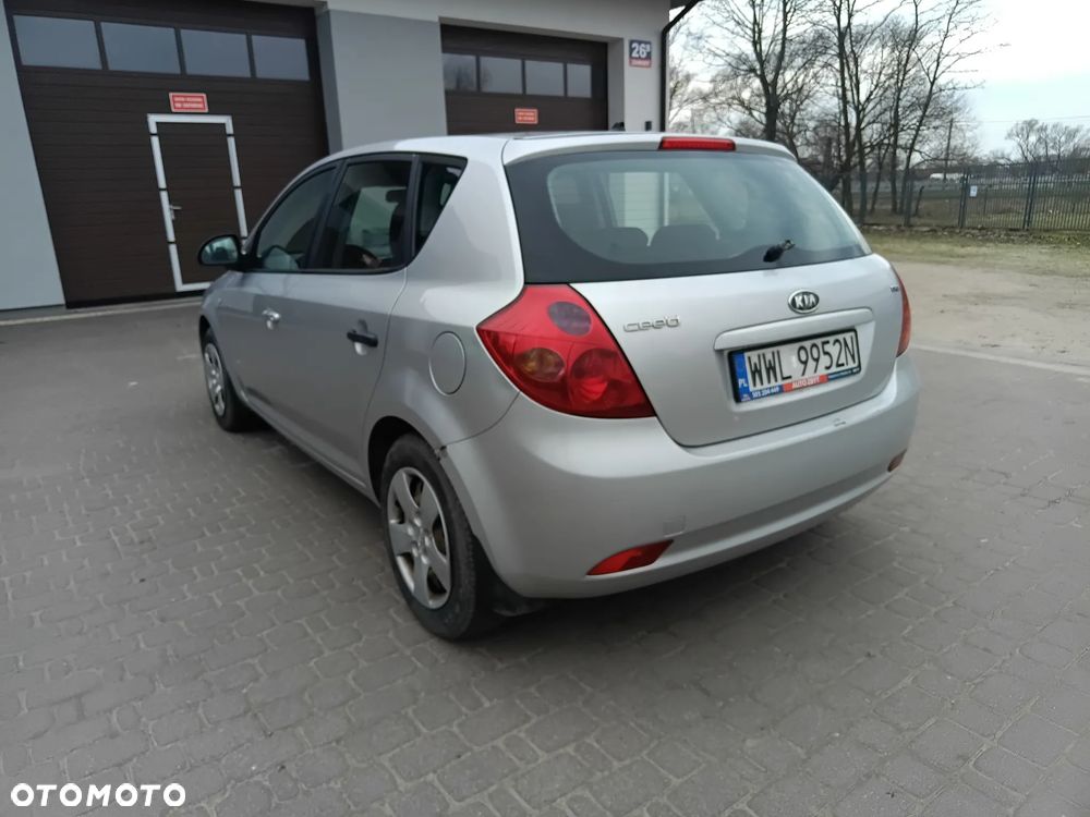 Kia Ceed 2.0 crdi Comfort + - 19