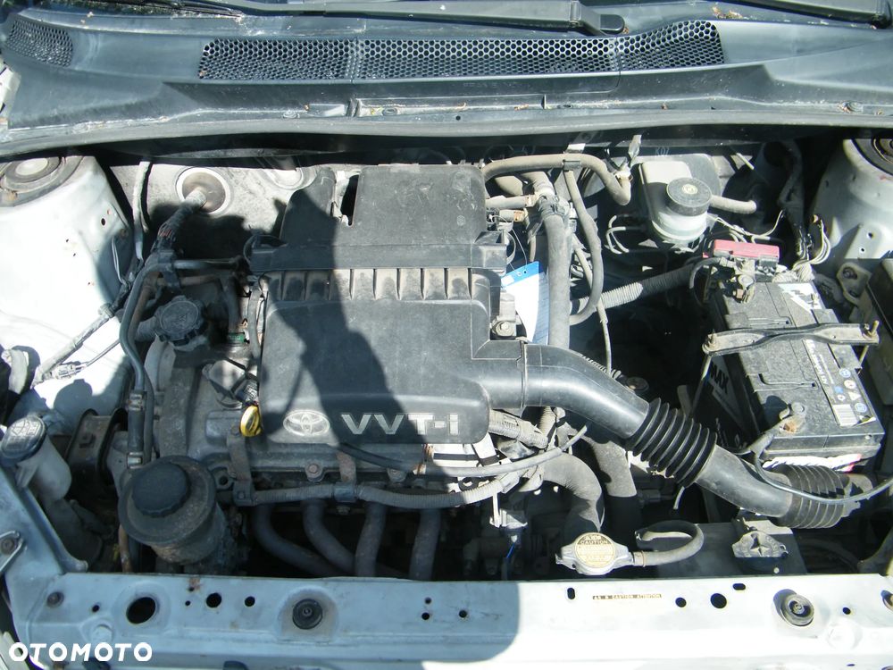 Toyota Yaris I (99-03r.) 1.0 B 68KM. Silnik 1SZ-FE Skrzynia MTM 5F lakier 199. Cały na części. GWARANCJA !!!  Przód Tył Zestaw Komplet Drzwi Klapa Zderzak Błotnik Maska Grill Atrapa Szyba Pas Lampa Lusterko Boczki Fotel Kanapa Kokpit Deska Rozdzielcza Przełącznik Włącznik Sterownik Przewody Wiązka Instalacja Moduł Komputer Czujnik Listwa Pompa Alternator Wtryski Głowica Rozrusznik Kompresor Sprzęgło Dwumas Silnik Skrzynia ABS Klimatyzacji Paliwa Wspomagania Kolektor Turbina Przepustnica Zawór Chłodnica Koło Hak Belka Sanki Zawieszenie Mcpherson Półoś Amortyzator Wydech Tłumik Zacisk Most - 12