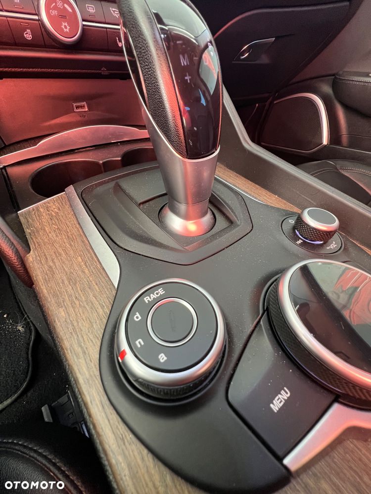 Alfa Romeo Giulia 2.0 Turbo 16V AT8 Veloce Ti - 18