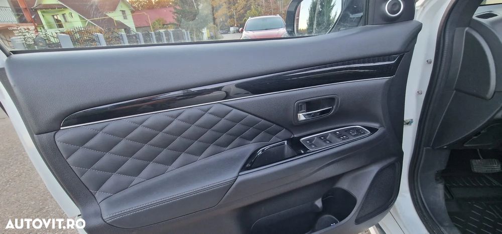 Mitsubishi Outlander 2.4 4WD Plug-In Hybrid Top - 12